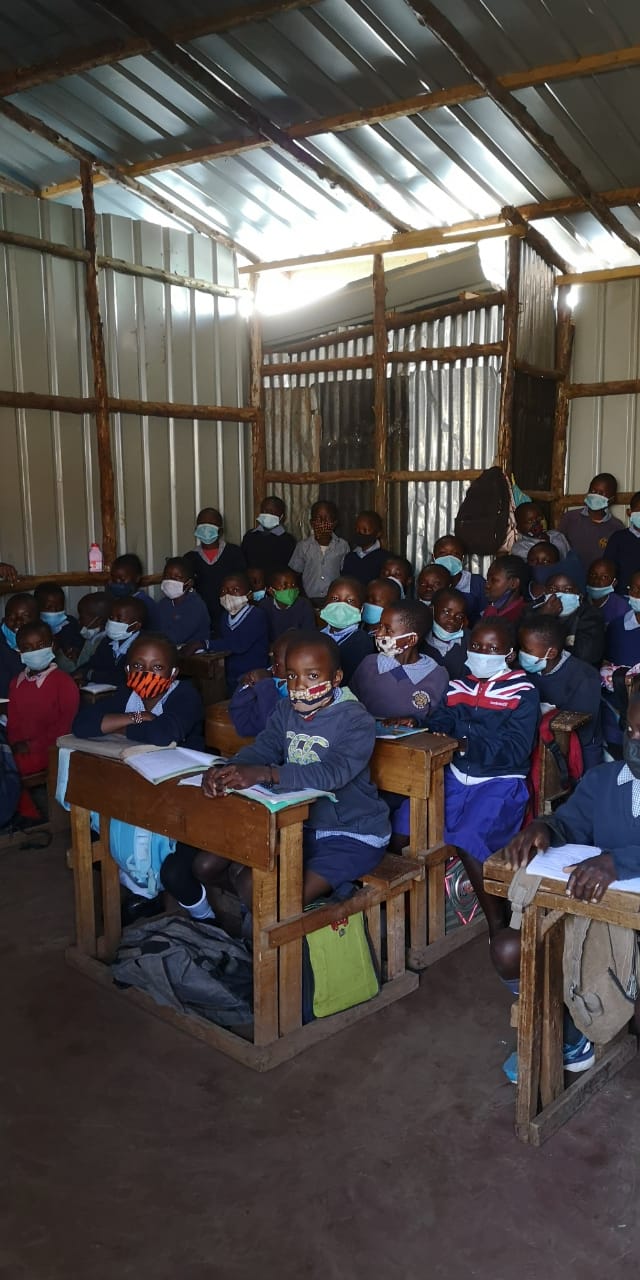 Kinder sitzen in einem Klassenzimmer