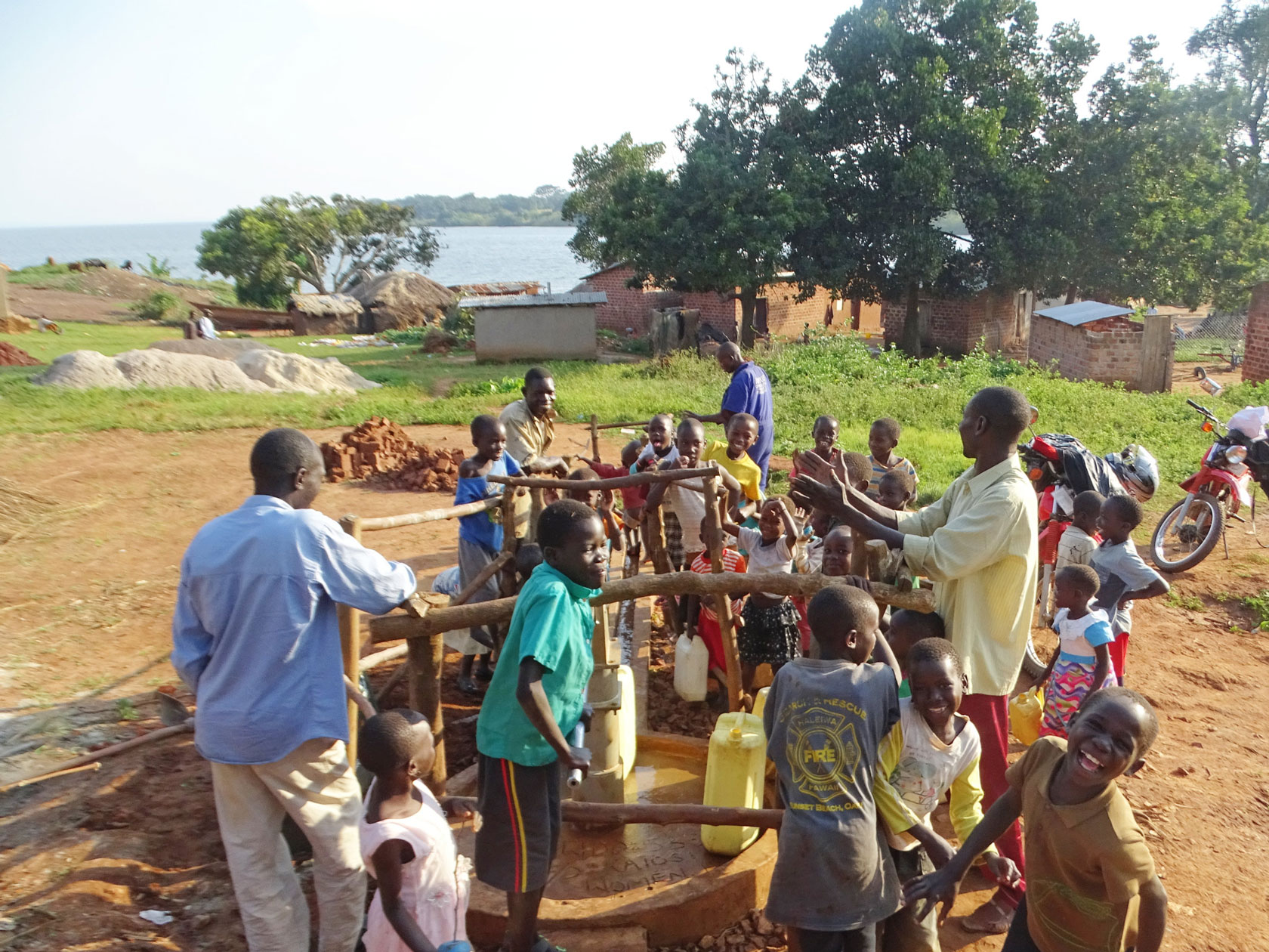 Viele Menschen versammelt an einem Brunnen, um Wasser zu holen in Nangoma
