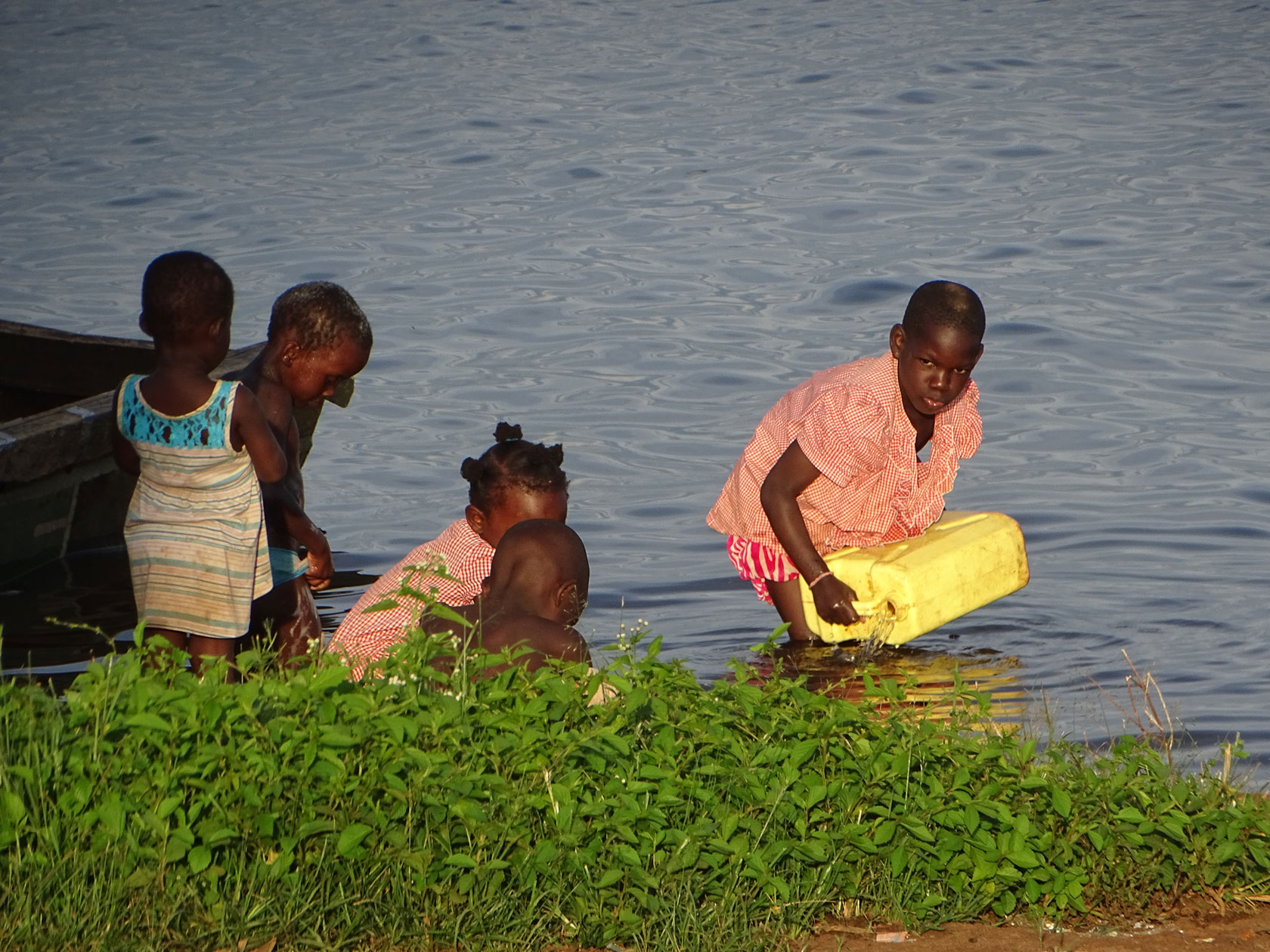 Kinder holen Wasser aus dem Viktoriasee.