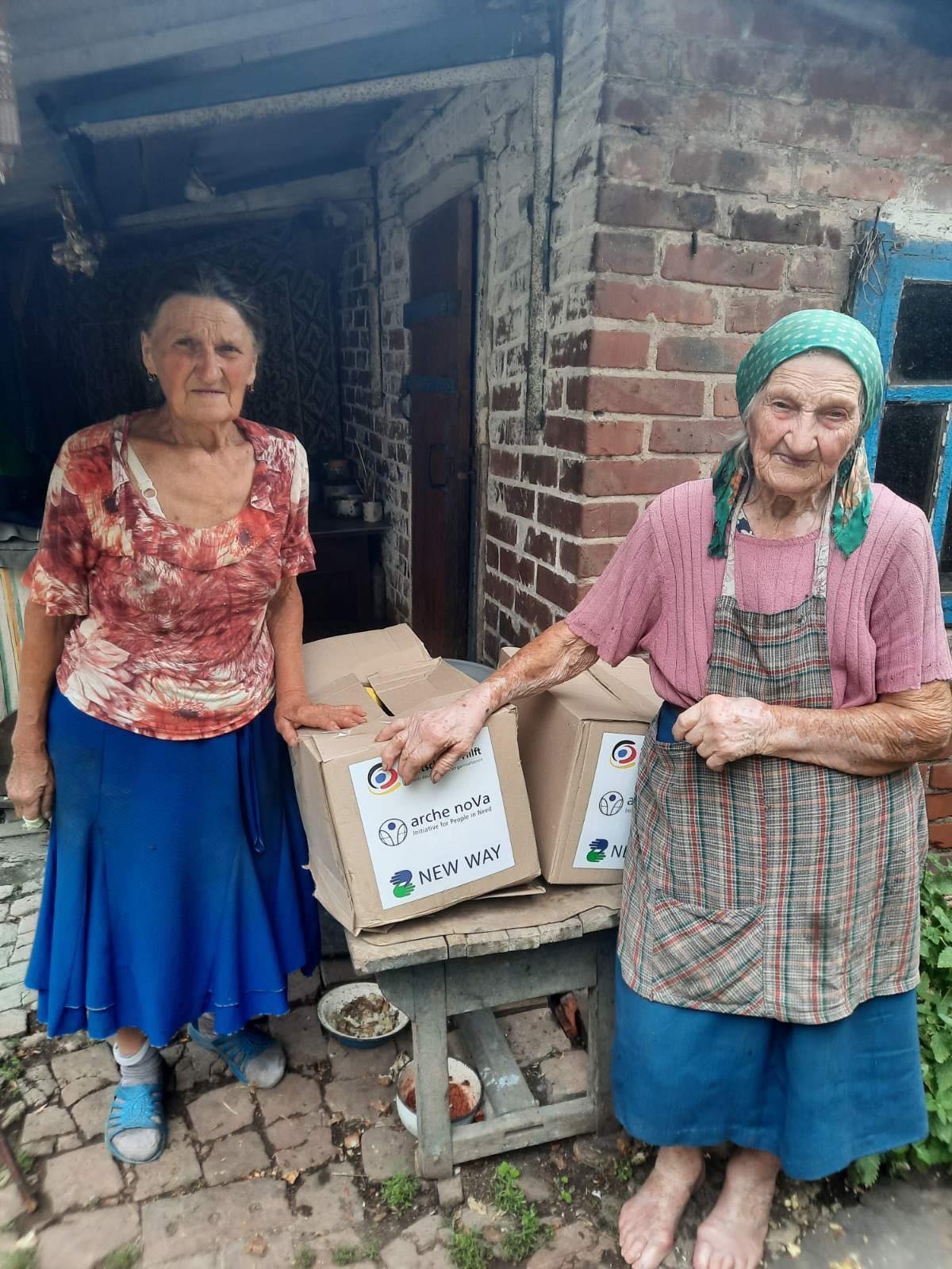Zwei Frauen in Tarasivka erhalten Lebensmittelpakete